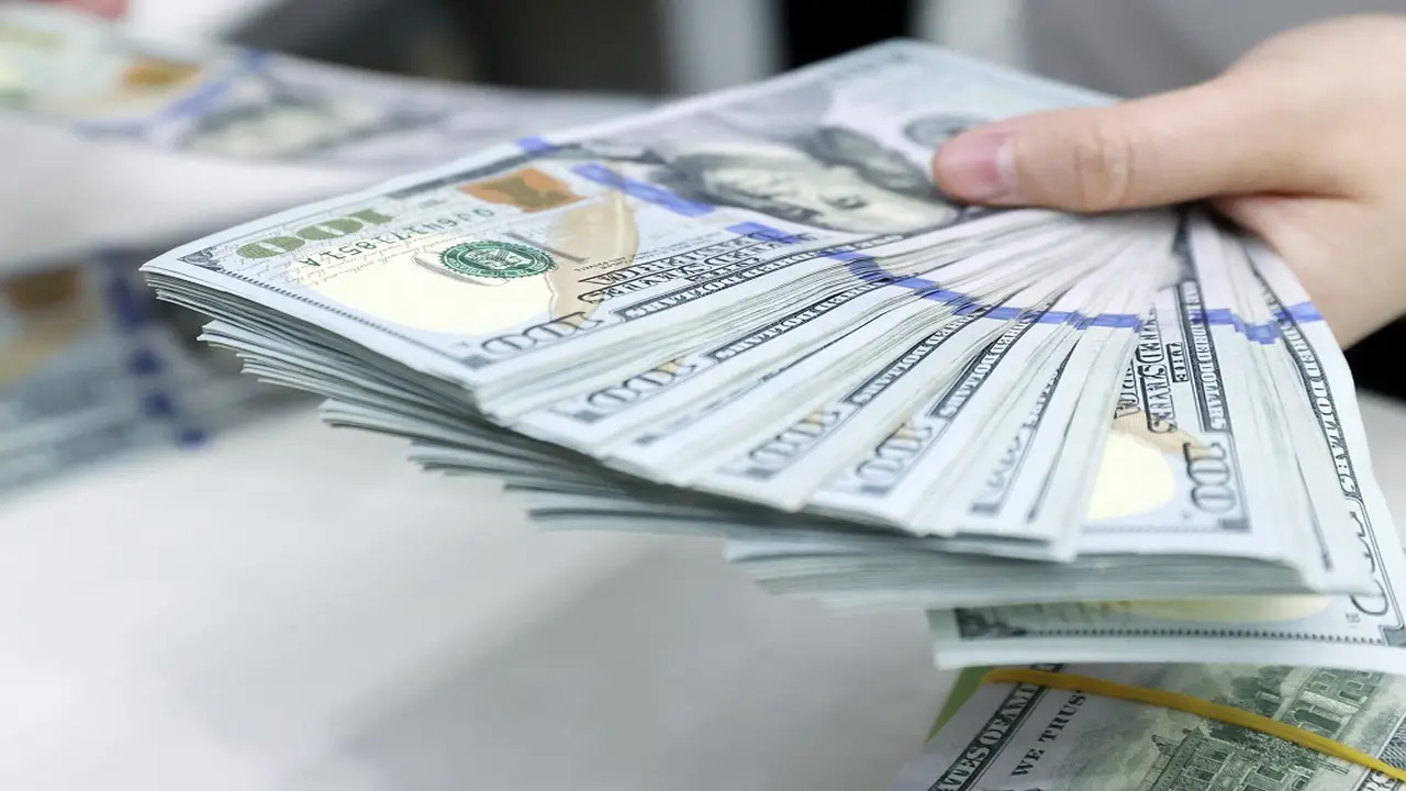الدولار الأمريكي يسجل أعلى مستوى له منذ أكثر من عام اليوم